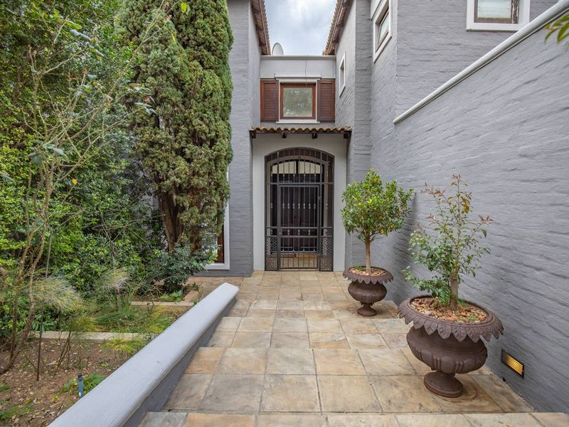 Elegant Four-Bedroom Home with Ample Space Available in Bryanston - Photo 4