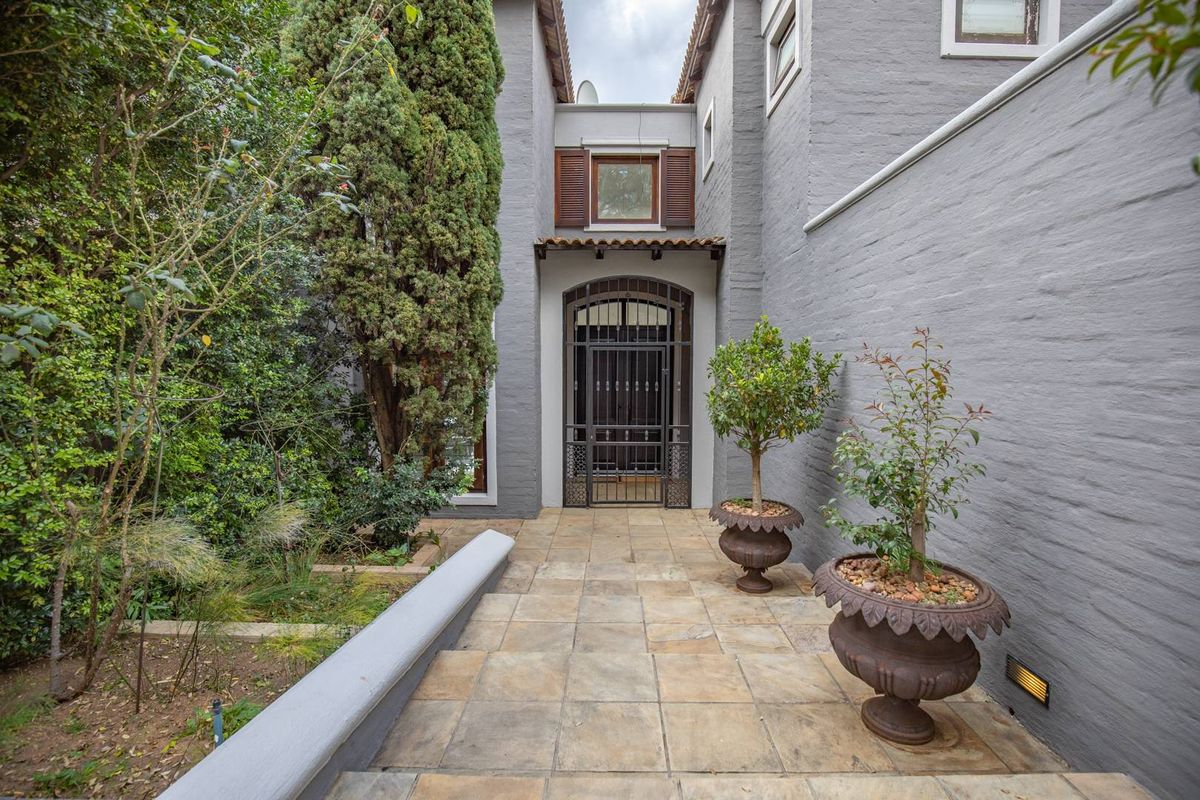 Elegant Four-Bedroom Home with Ample Space Available in Bryanston - Photo 4