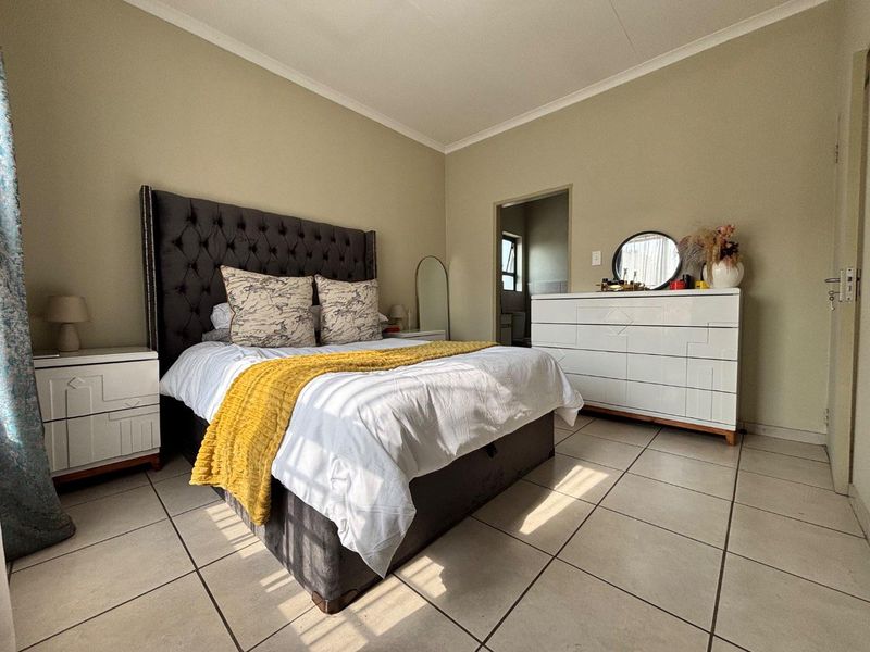 Modern 2-Bedroom, 2-Bathroom Second-Floor Apartment - Stylish, Spacious & Move-In Ready! - Photo 8