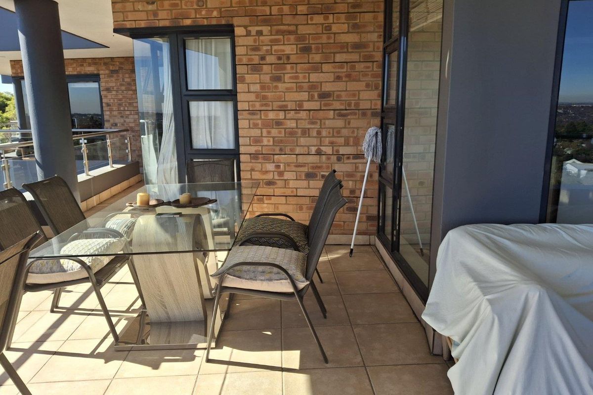 AN EXQUISITE THREE BEDROOM FURNISHED PENTHOUSE - Photo 3