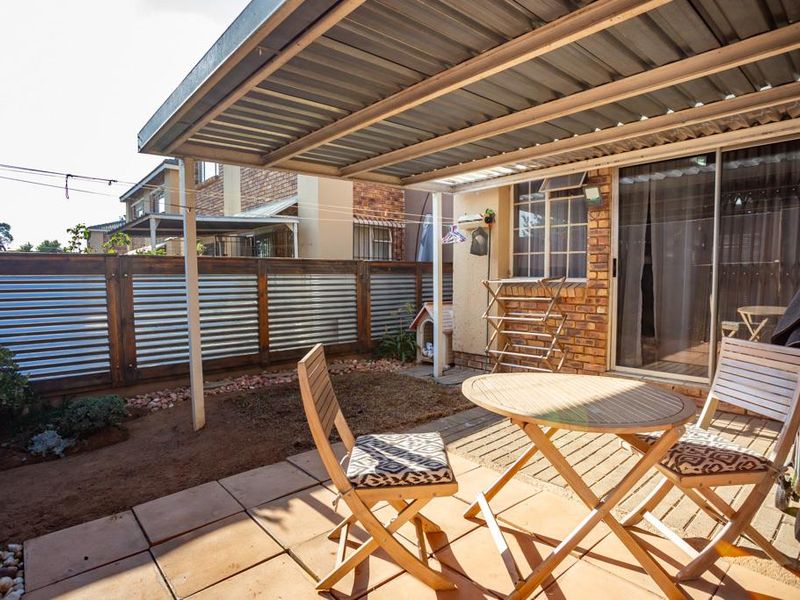 2 bedroom duplex +private garden + garage - GREAT PRICE! - Photo 9