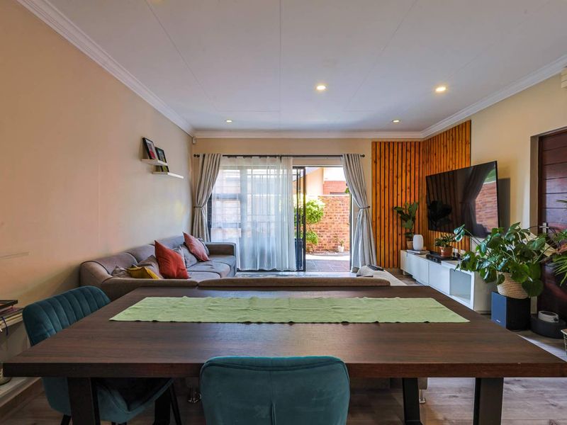 Equestria Elegance: Spacious 3-Bedroom Townhouse Available - Photo 8