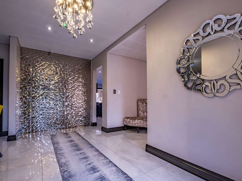 Luxurious 5-Bedroom Home situtated in Lakefield with Heated Pool & Borehole Access - Photo 6