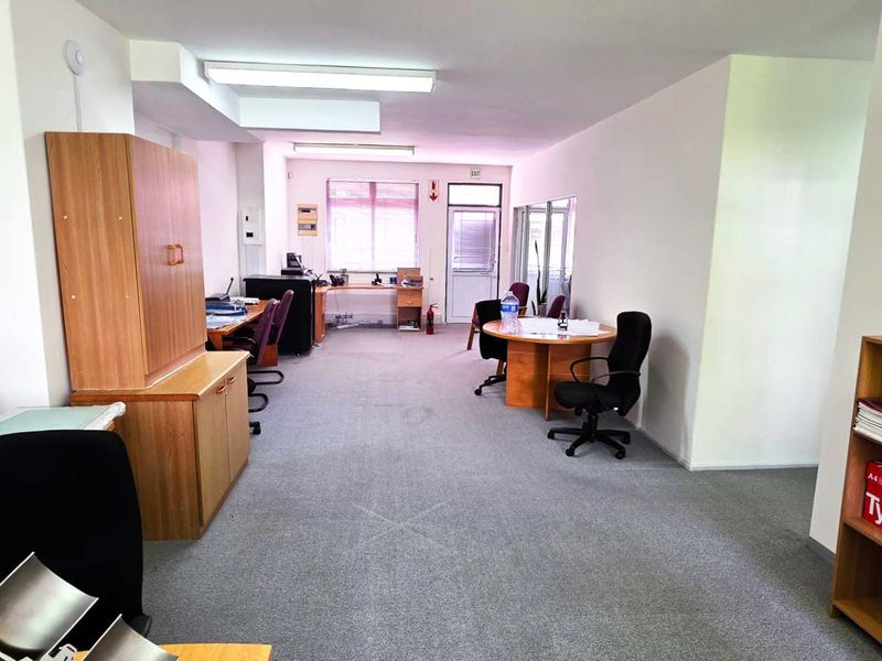 Spacious First Floor Office in Westlake - Photo 8