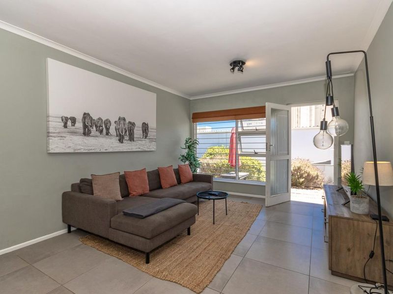 Luxury 2-Bedroom Garden Apartment with Passage Sea Views - Photo 9