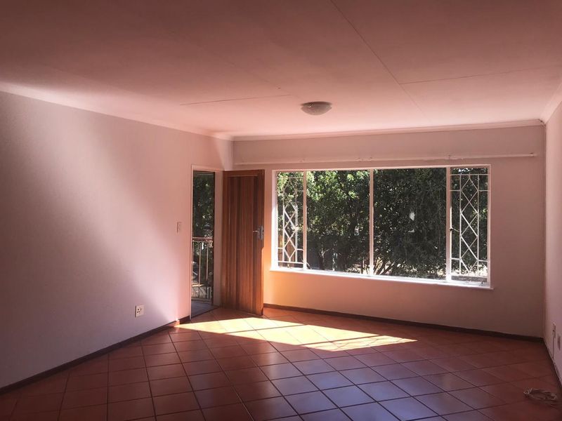 Neat 2 bedroom first floor townhouse - Photo 7