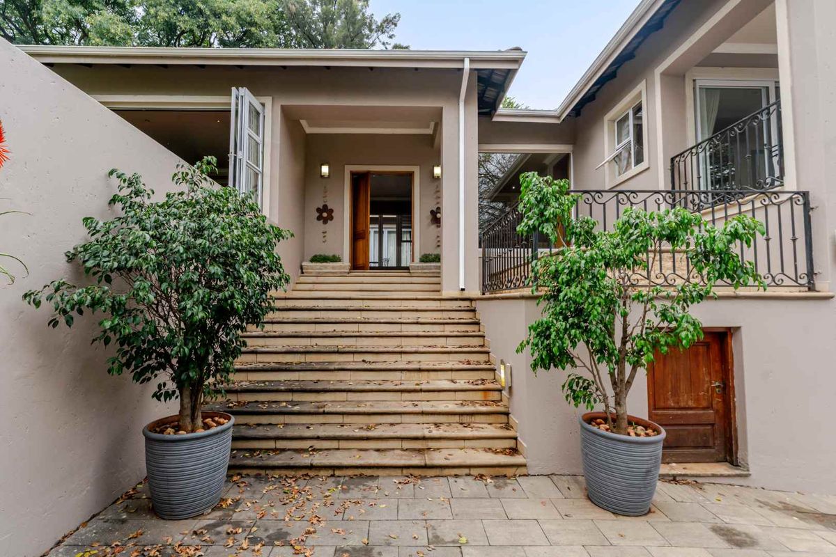 A Large Luxurious  4-Bedroom Residence with Exceptional Space and Versatility in Upper Bedfordview - Photo 2