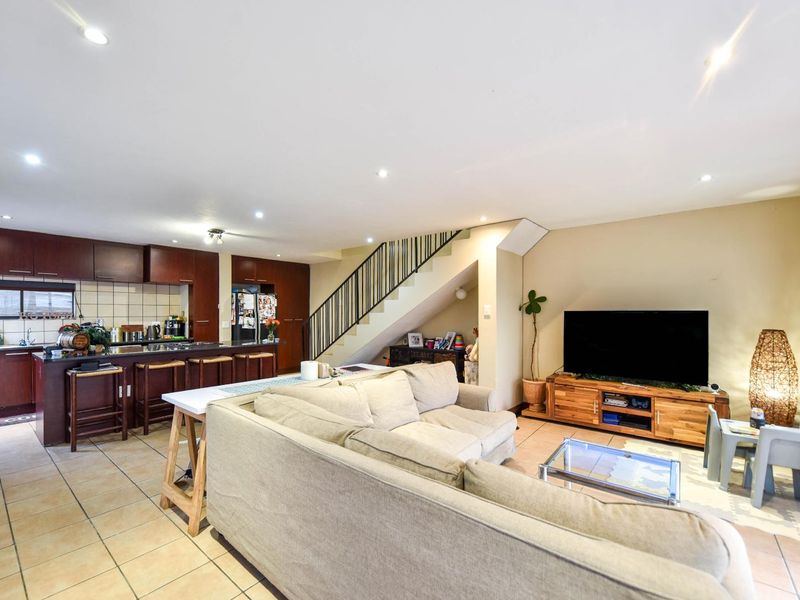 Modern 3-Bedroom Simplex in Secure Olympus Estate - Photo 5