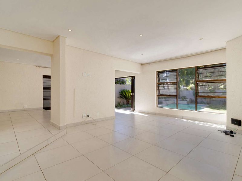 Stylish 3-Bedroom Lock-Up-and-Go Home For Sale in Fourways Gardens - Photo 4