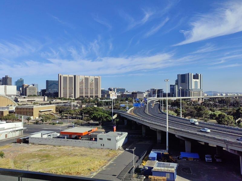 Easy living in the CBD, ideal for a young professional couple or 2 varsity students. - Photo 4