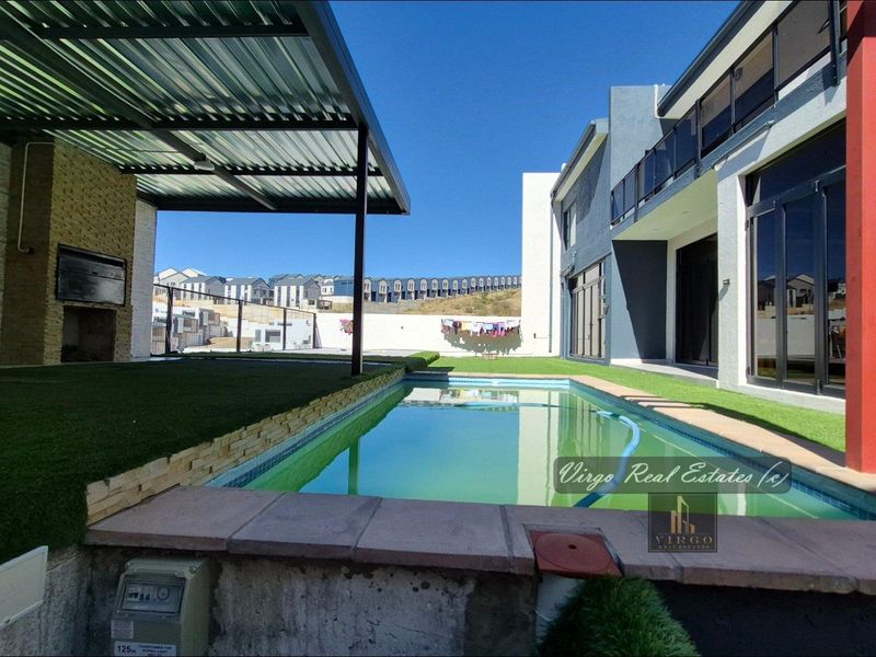 🏡 LUXURY 4 BEDROOM HOUSE PLUS 2 BEDROOM FLAT MOUNTAIN-VIEW LIVING IN KLEINE KUPPE 🌄 - Photo 1