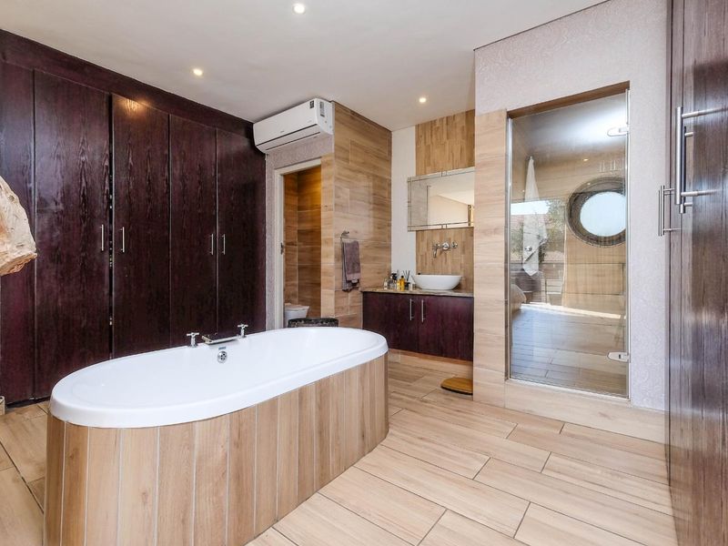 Upmarket Double Storey 3 Bedroom, 2.5 Bath Townhouse with its own splash pool - Photo 9