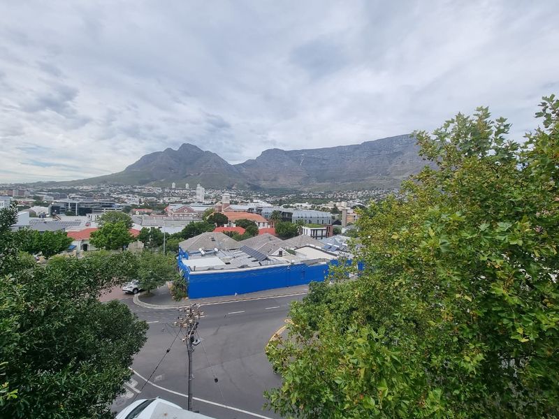 Unfurnished Two Bedroom Penthouse To Rent in Tamboerskloof! - Photo 3