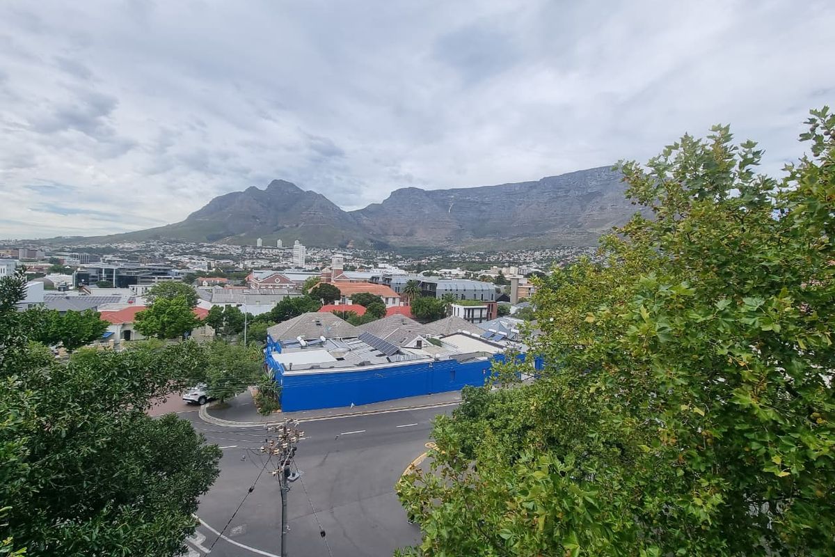 Unfurnished Two Bedroom Penthouse To Rent in Tamboerskloof! - Photo 3