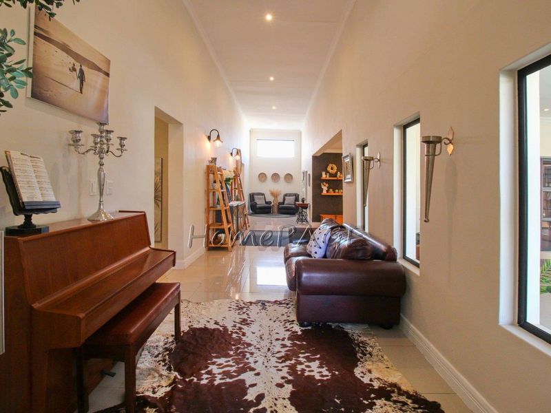 Otjiwarongo:  STUNNING, MODERN 4 BEDR HOME WITH FLAT is for sale - Photo 4