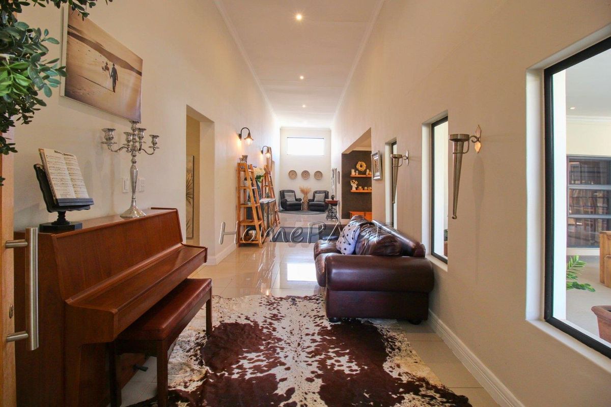 Otjiwarongo:  STUNNING, MODERN 4 BEDR HOME WITH FLAT is for sale - Photo 4