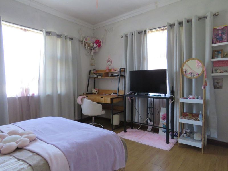 Spacious Florentia Family Living with Private Granny Flat - Photo 10
