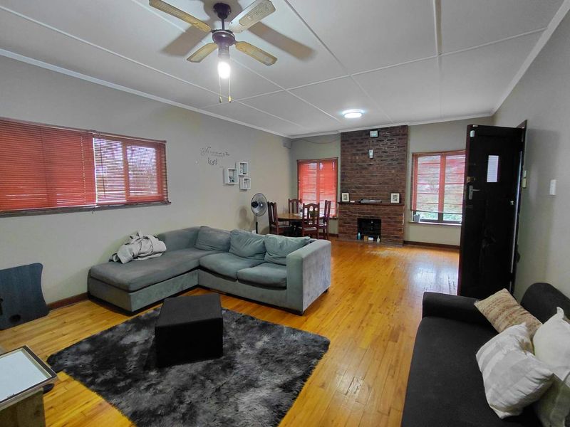 Two homes for the price of one! - Photo 6