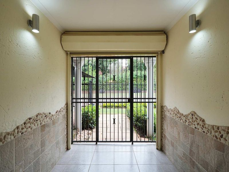 A beautiful family home in lovely Clubview over looking the gorgeous golf course. - Photo 7