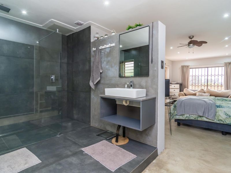 Ultra-modern 4-bedroom townhouse – Move-In Ready! - Photo 3