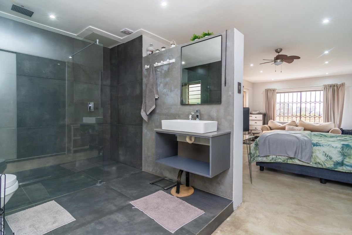 Ultra-modern 4-bedroom townhouse – Move-In Ready! - Photo 3