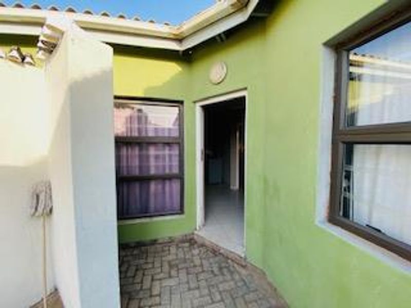 Exceptional Multi-Unit Property with Two Main Homes, Flats & Multiple Garages – Walvis Bay, Namibia - Photo 6
