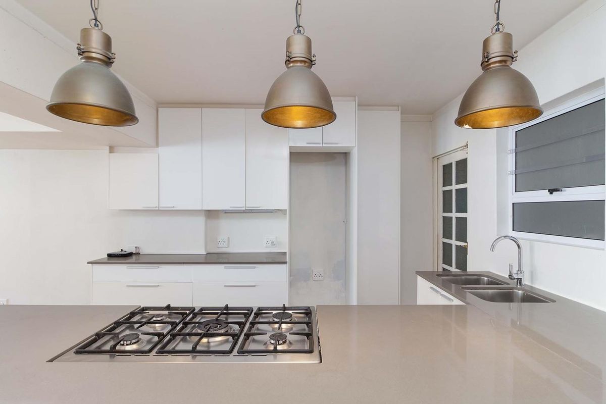 Spacious and convenient city living in central Cape Town - Photo 4