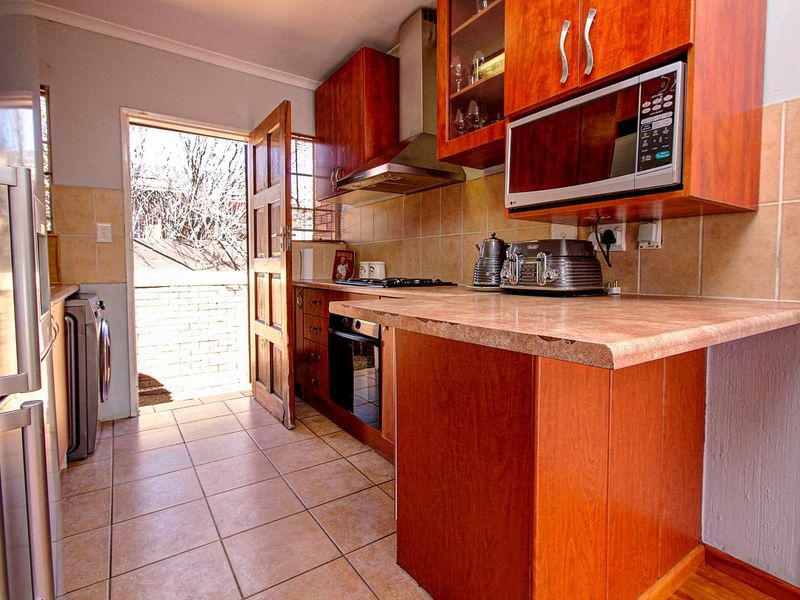 Effortless Living: Stylish Townhouse Awaits You! - Photo 6