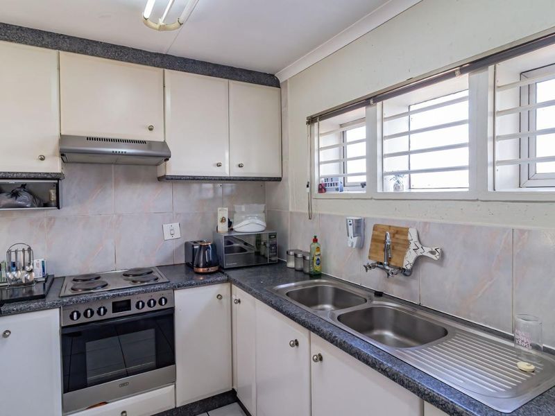 3-Bedroom Garden Simplex in Secure Complex - Photo 10