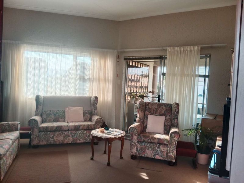 Spacious, Secure and Perfectly Located! - Photo 5