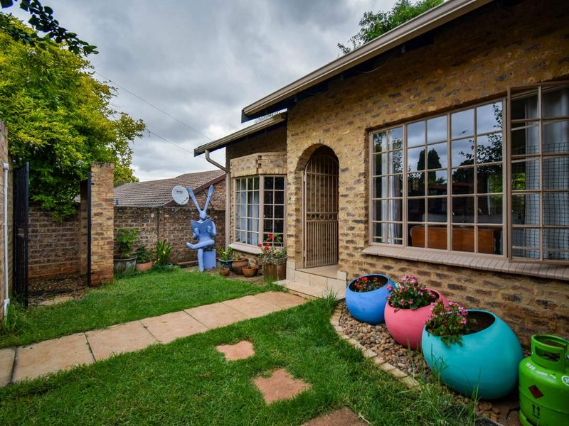 Charming cosy cottage in a quiet street with an artful colourful soul. - Photo 8