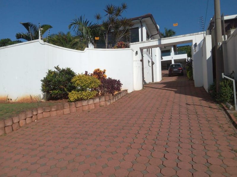 Elevated 3 bedroom home with flatlet and stunning sea views - Photo 2