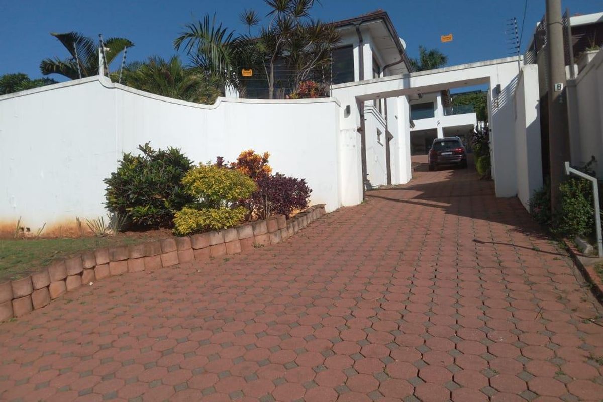 Elevated 3 bedroom home with flatlet and stunning sea views - Photo 2