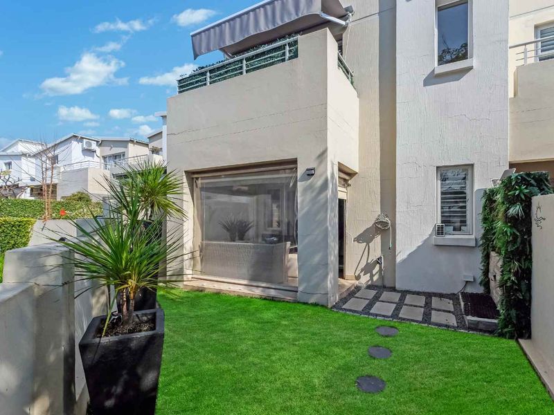TURN THE KEY TO STYLISH DUPLEX LIVING, BOASTING MODERN DESIGN AND FLAWLESS PRESENTATION - Photo 1