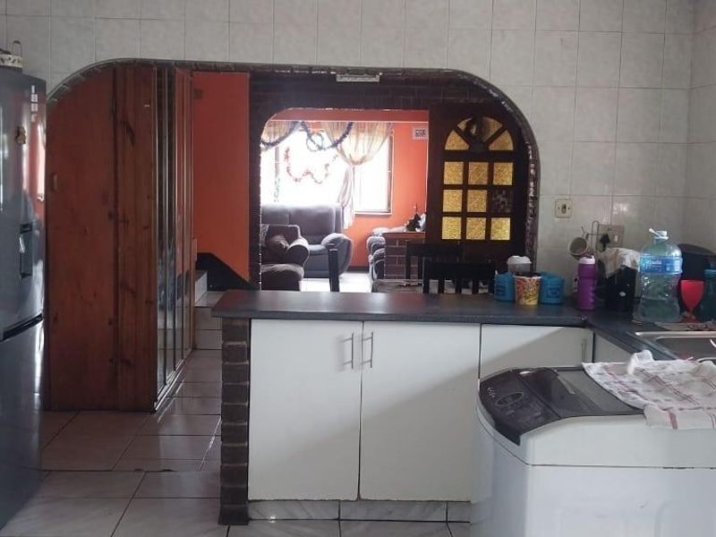 Charming 2-Bedroom Home with Garden and Balcony in Austerville - Photo 3
