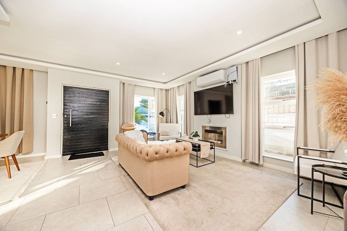Contemporary Dual-Living Masterpiece with Exceptional Finishes & Work-From-Home Versatility - Photo 4