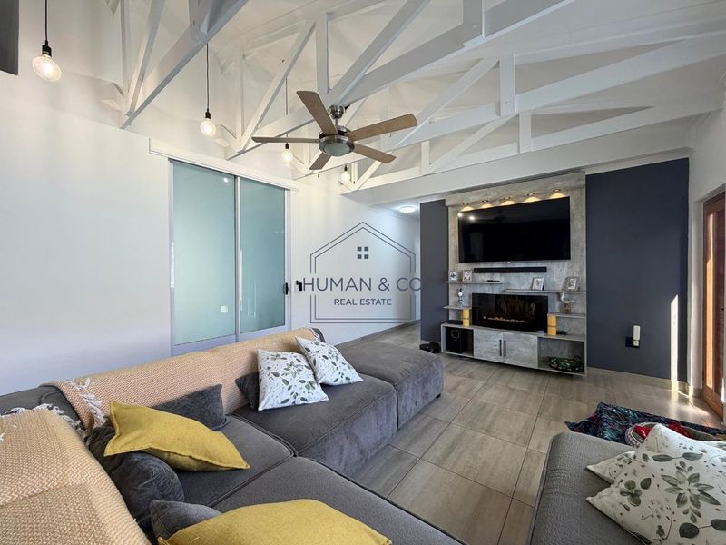 Spacious 4-Bedroom Home with lots of indoor entertainment area features - Photo 3