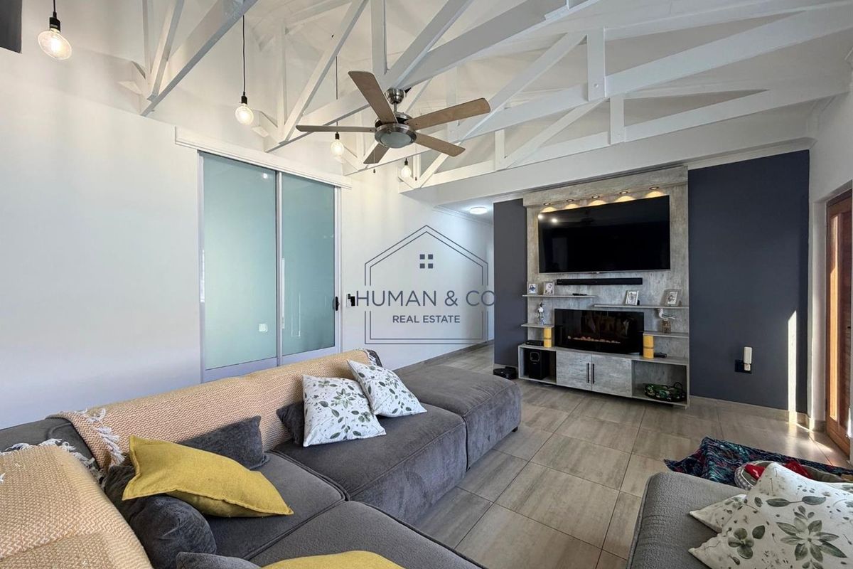 Spacious 4-Bedroom Home with lots of indoor entertainment area features - Photo 3