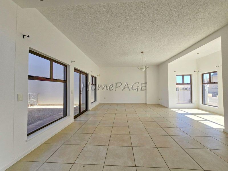 Long Beach Ext 1, Walvis Bay.  Attractive Double Storey 4 Bedr Corner home is for Sale - Photo 10