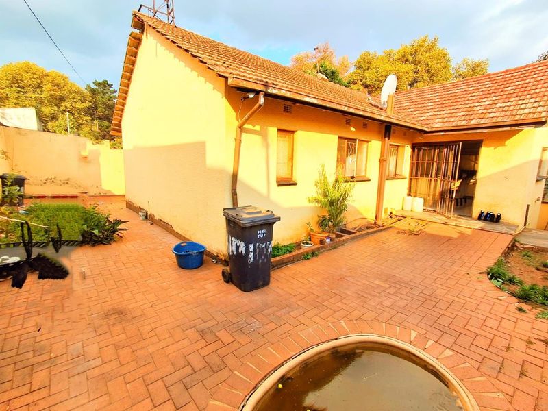"Lovely residential property located in the lush surroundings of Bezuidenhout Valley, Johannesburg" - Photo 5