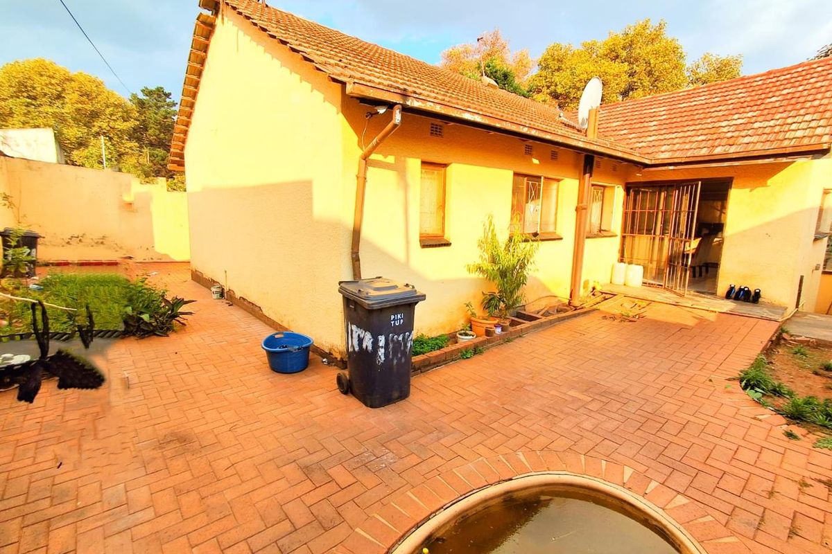 "Lovely residential property located in the lush surroundings of Bezuidenhout Valley, Johannesburg" - Photo 5