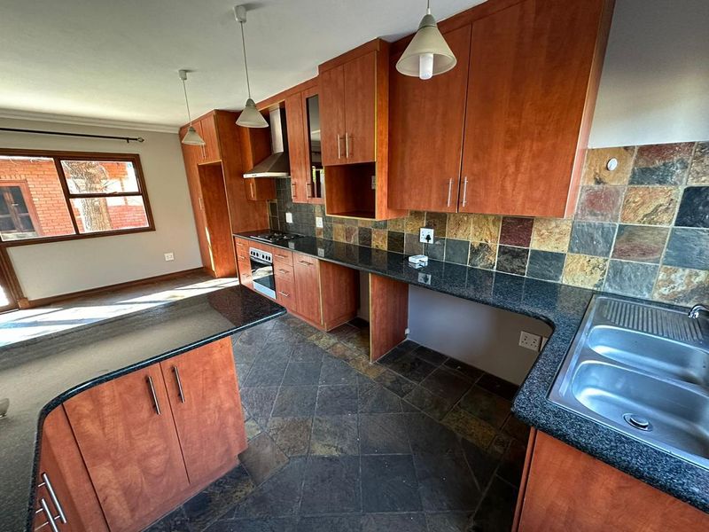 Spacious 3 bedroom duplex in Equestria - Photo 7
