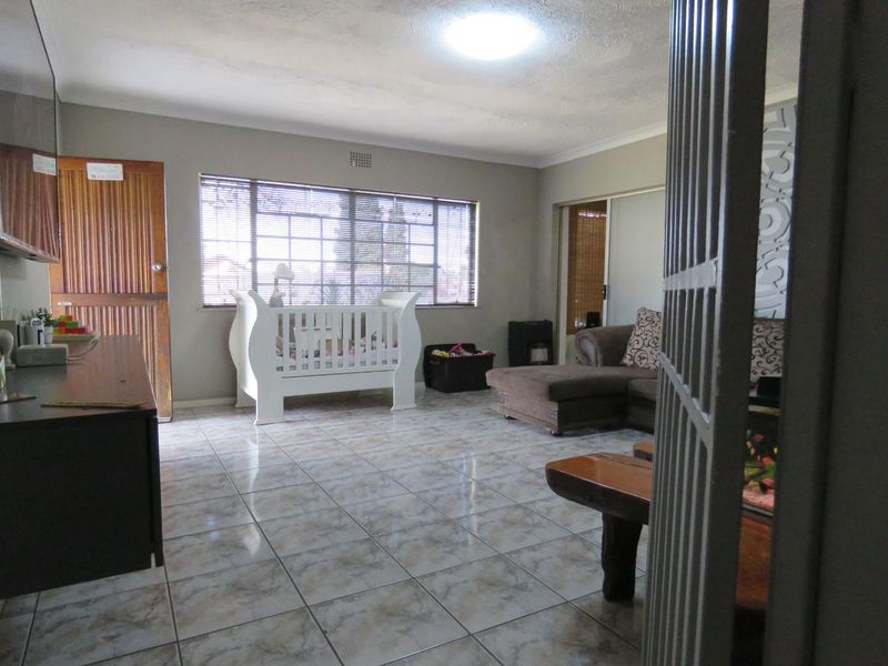 Spacious Family Home with a Separate 2-Bedroom Flatlet - Photo 4