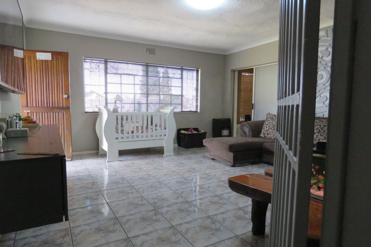 Spacious Family Home with a Separate 2-Bedroom Flatlet - Photo 4