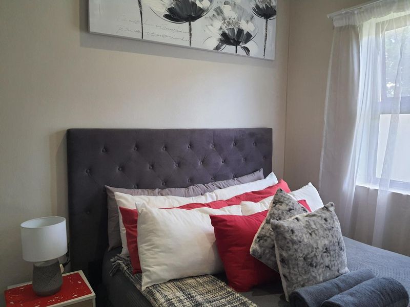Stunning 3 bed, 2 bath unit in a secure complex - Photo 10