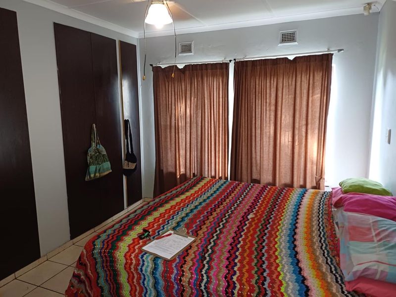 Spacious Family Home with Granny Flat, Pool & Drive-Through Garage in a Pet-Friendly Yard - Photo 10