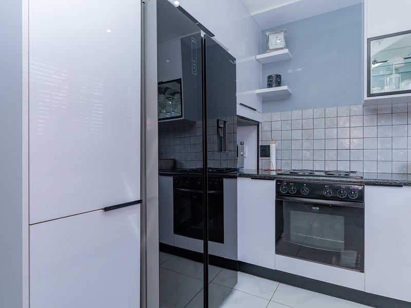 Modern, Safe & Secure 3-Bedroom Townhouse in Van Riebeeck Park - Photo 8