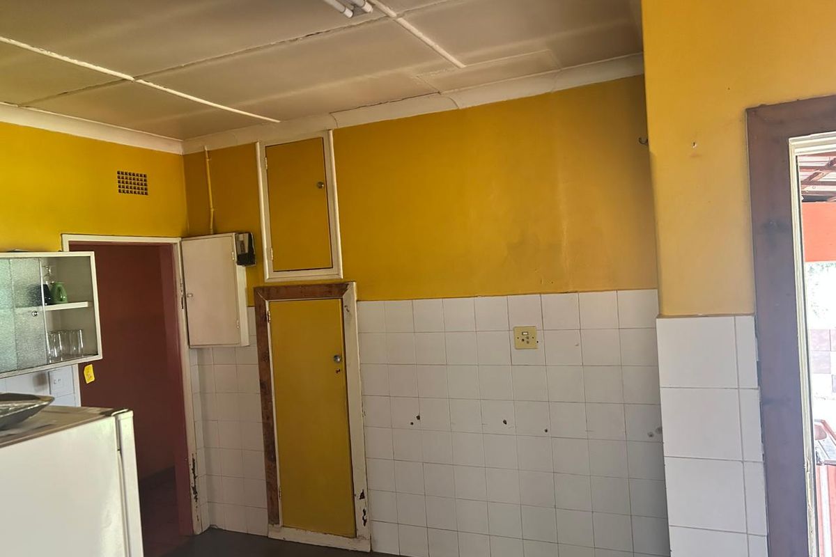 Charming 3-Bedroom Home with Luxurious Amenities - Photo 3