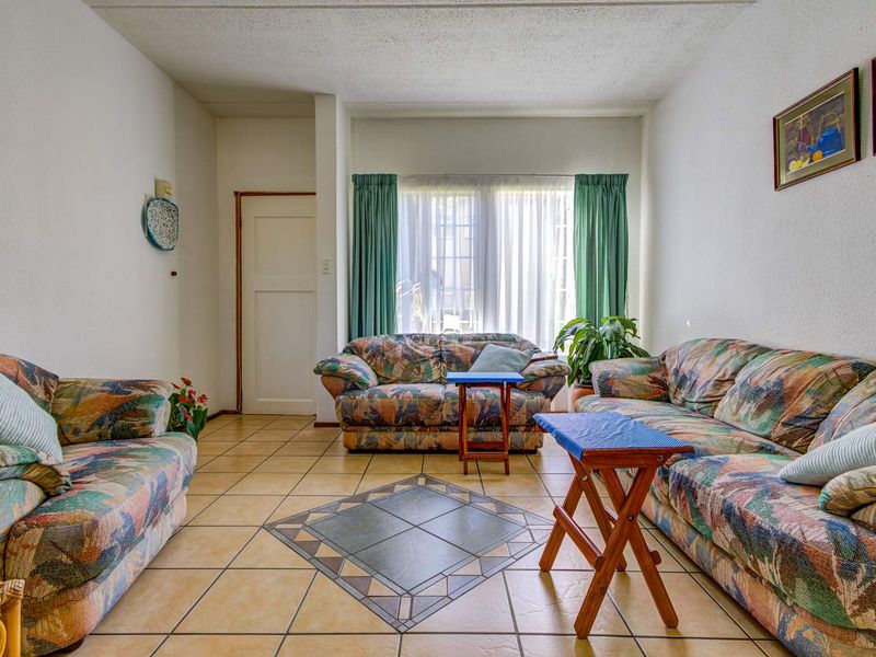 3 Bedroom  Ground floor Townhouse in Norkem Park - Photo 3