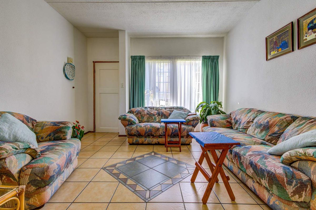 3 Bedroom  Ground floor Townhouse in Norkem Park - Photo 3